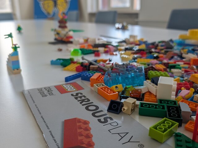 Zu sehen sind Legosteine auf einem Schreibtisch.