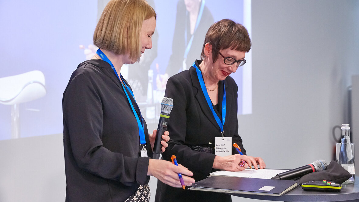 Roche unterzeichnet eine Kooperationsvereinbarung mit der Pädagogischen Hochschule Heidelberg (von links: Katharina Pille, Leiterin der Aus- und Weiterbildung bei Roche in Deutschland, und Prof. Dr. Karin Vach, Rektorin der Pädagogischen Hochschule Heidelberg)