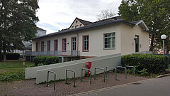 Das Bild zeigt die Terrasse der HSE in der Voßstraße.