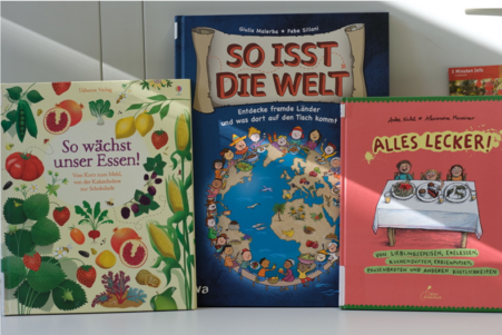 Die Bilderbücher "So wächst unser Essen", "So isst unsere Welt" und "alles Lecker" sind nur ein kleiner Teil aus der Bilderbüchersammlung, die man in der Didaktischen Werkstatt AUG ausleihen kann.