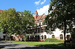 Altbau aus der Sicht des Innenhofes im Sommer.