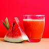 Abgebildet sind ein Stück Wassermelone und ein Glas mit Melonensaft