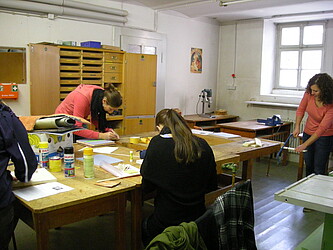 4 Personen arbeiten in der Werkstatt