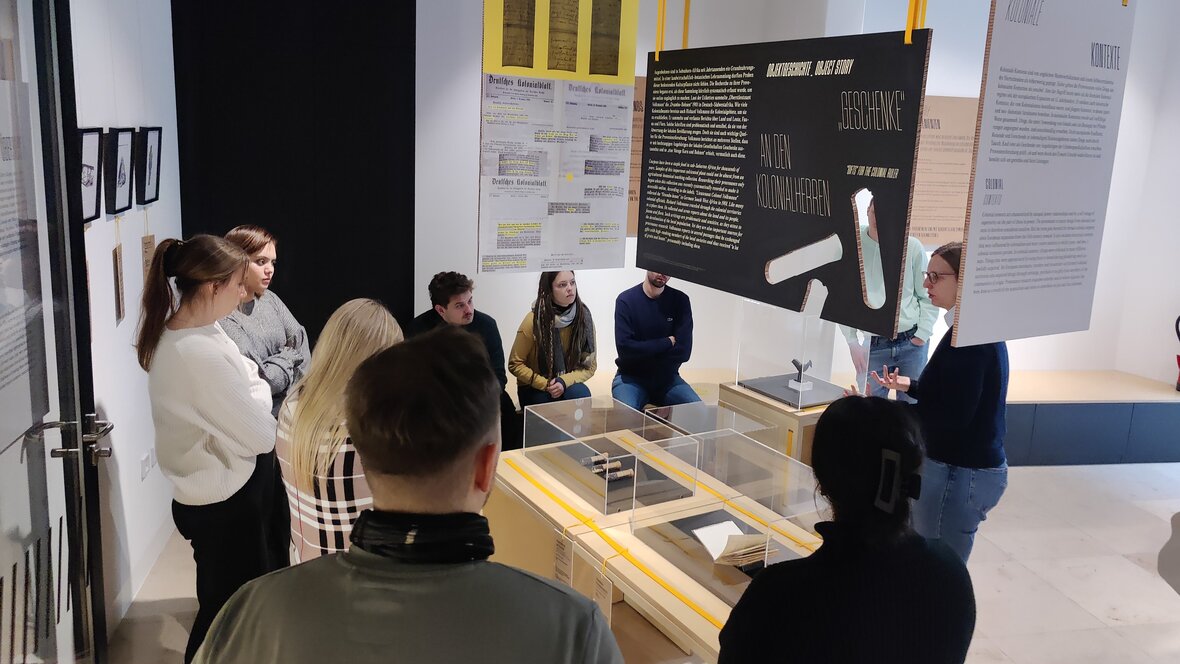 Foto von Studierenden in der Museumshalle