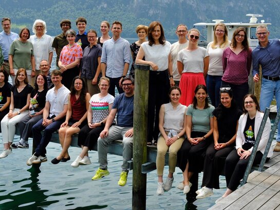Das Foto zeigt die Teilnehmer und Teilnehmerinnen der Doktorierendentagung 2026 in einem Gruppenfoto am See.