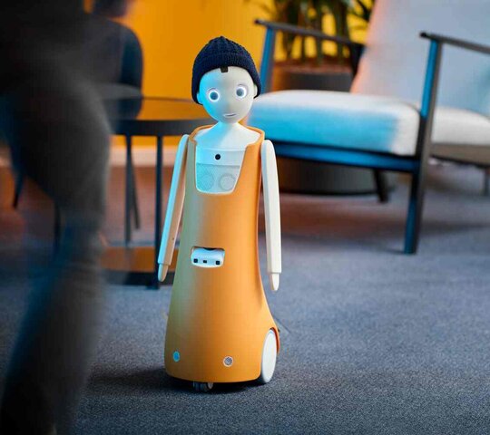Das Foto zeigt den Roboter Navel auf dem Fußboden.