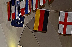 verschiedene Flaggen wie die Deutsche, Englische oder Französische aufgehängt an einem Seil.