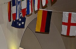 verschiedene Flaggen wie die Deutsche, Englische oder Französische aufgehängt an einem Seil.
