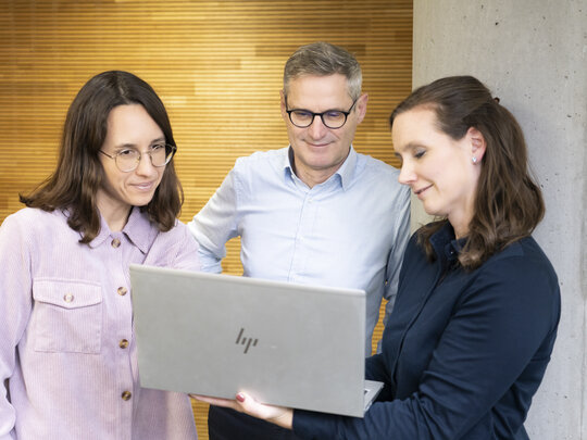 Gruppenfoto mit (v. links) Dr. Kim Erdmann (stellvertr. Leitung Abt. Forschung in der Forscherstation), Prof. Dr. Markus Rehm und Dr. Miriam Brandtner (Leitung Abt. Forschung in der Forscherstation). 