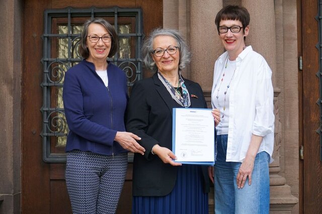 Gruppenbild von Henrike Schön, Mualla Selcuk und Karin Vach