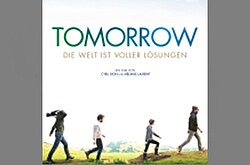 Das Bild zeigt das Plakat von Tomorrow. Es laufen vier Personen hintereinander auf einem Berg. Cover des Buches Tomorrow