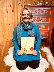 Heike Heinemann mit dem Kinderbuch "Die kleine Hummel Bummel" in der Hand