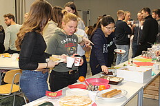 Menschen an einem Buffet