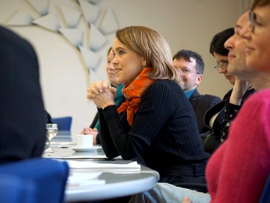 Das Bild zeigt Wissenschaftsministerin Petra Olschowski im Gespräch mit dem Team des AW-ZIB. Sie befinden sich im Senatssaal der PH Heidelberg.
