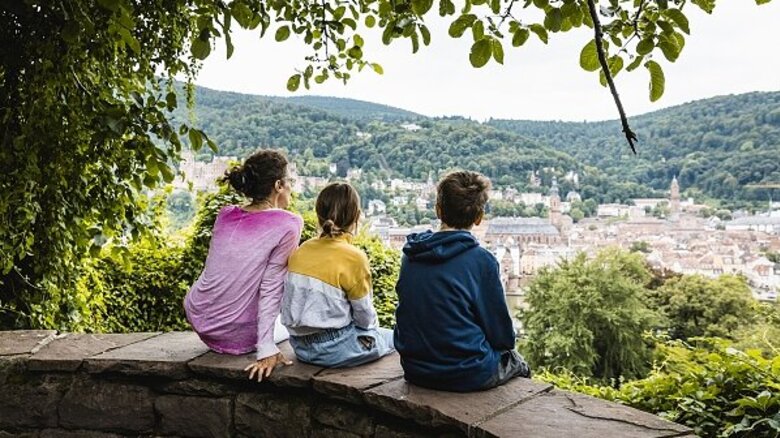 Arbeiten an der PHHD bedeuet auch in einer schönen Stadt wie Heideberg zu leben: zu sehen ist eine Mutter mit zwei Kindern die auf die Altstadt blicken vom Hügel aus.