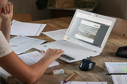Das Bild zeigt einen Schreibtisch mit Laptop und Zetteln. Copyright Pädagogische Hochschule 