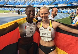Jessica-Bianca Wessolly und eine weitere Frau mit einer Deutschlandflagge auf der Sommer- Universiade.