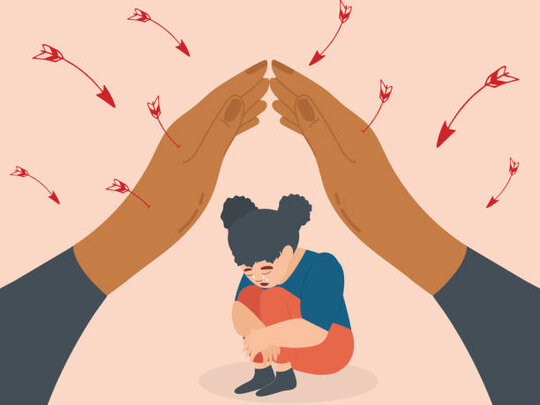 Das Bild zeigt ein Mädchen, welches von schützenden Händen vor Pfeilen abgeschirmt wird.