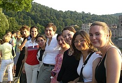 Auf dem Bild erkennt man ein Portrait von vielen Studierenden auf dem Heidelberger Schloss.