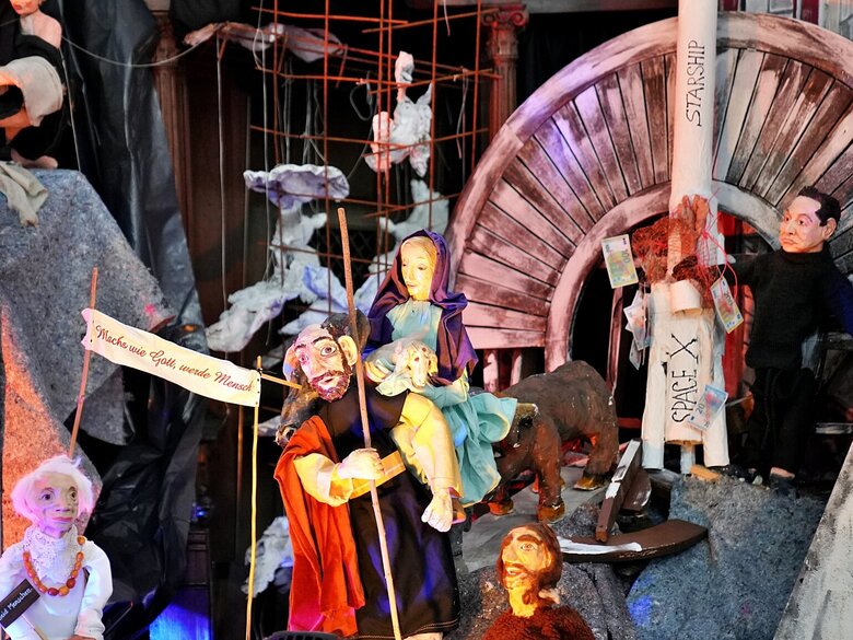 Das Bild zeigt eine Detailaufnahme der Krippe am Fluss.