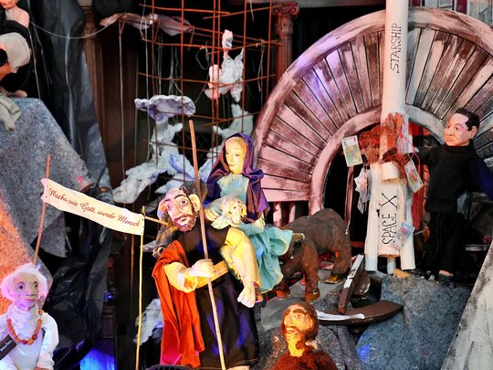 Das Bild zeigt eine Detailaufnahme der Krippe am Fluss.