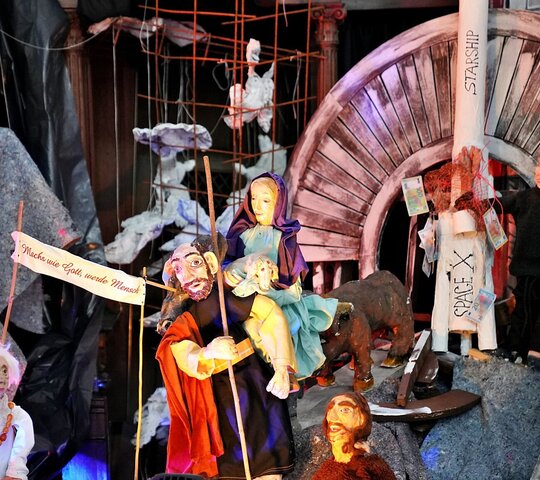 Das Bild zeigt eine Detailaufnahme der Krippe am Fluss.