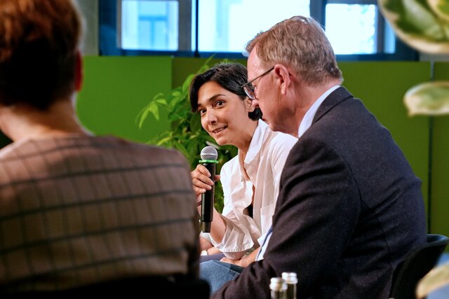 Zu sehen ist Eva Winkler (von hinten) sowie Bodo Ramelow und Dr. Anita Amiri (Dozierende an der PHHD) auf dem Podium.