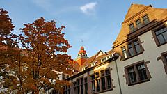 Das Bild zeigt den Turm des Altbaues der Pädagogischen Hochschule Heidelberg.