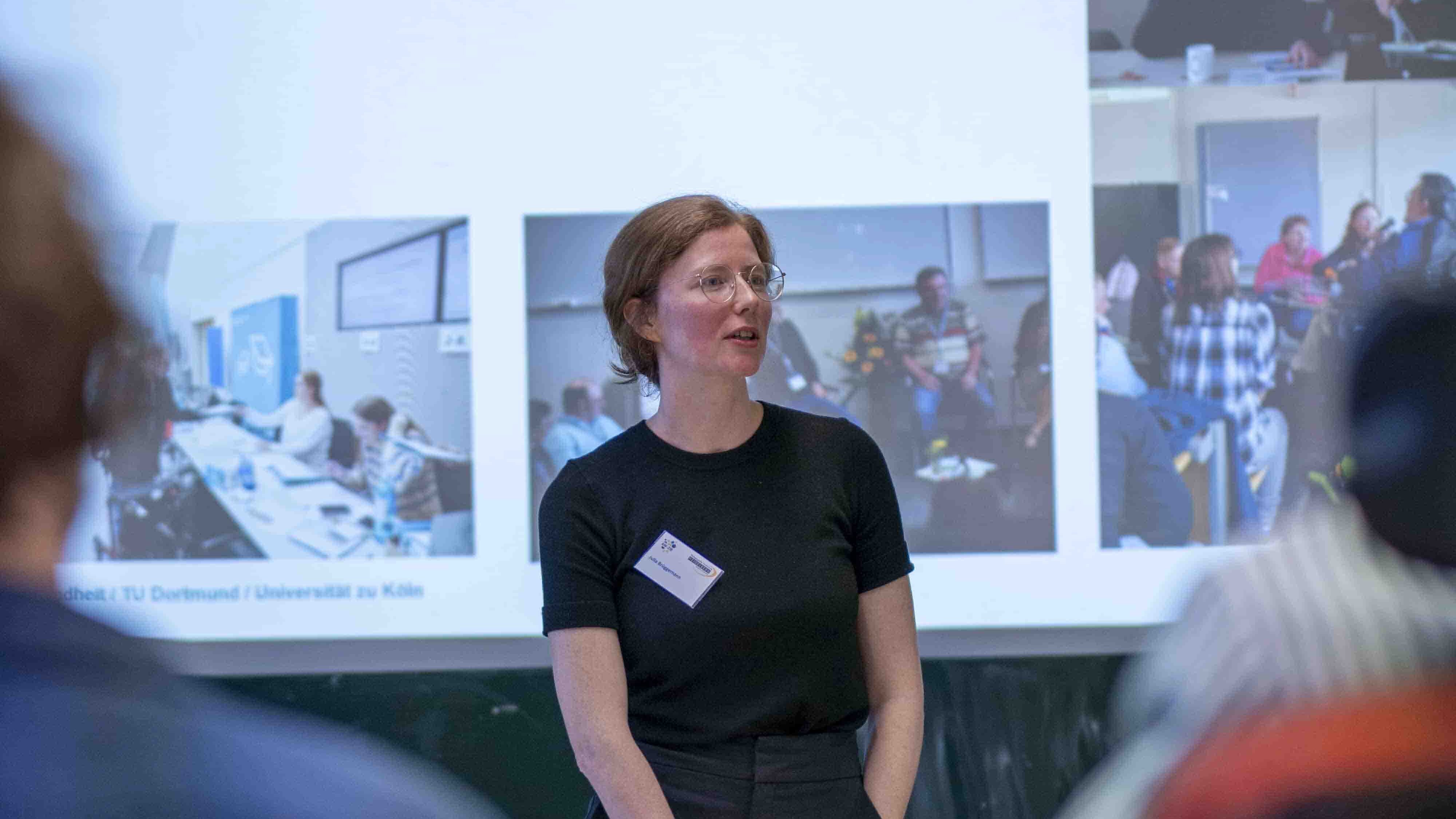 Das Bild zeigt eine Frau, die einen Beitrag auf der Tagung hält.