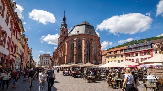 Blick auf die Heiliggeistkirche und den Heidelberger Marktplatz