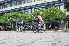 Bild Studentin im Rollstuhl