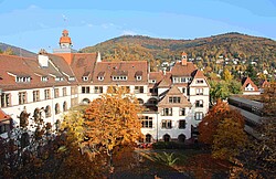 Das Foto zeigt eine Luftaufnahme des Altbaus der PH Heidelberg im Herbst.