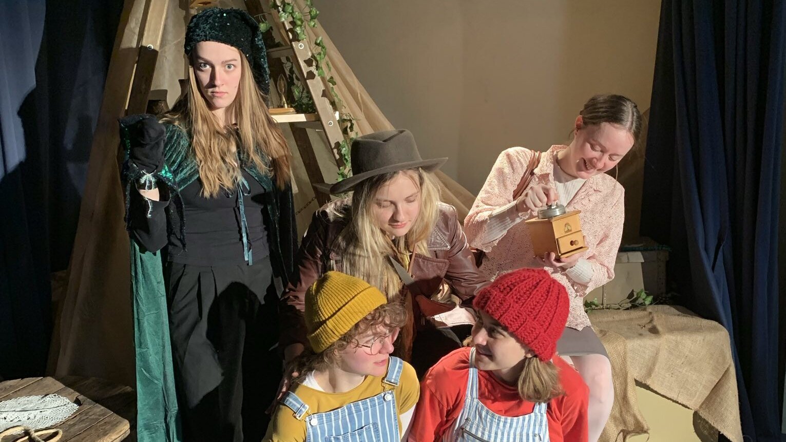 Schauspieler der Theatergruppe der Pädagogischen Hochschule Heidelberg sind bei einer Aufführung zu sehen.