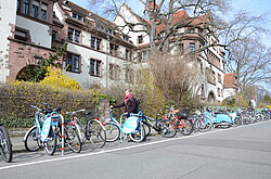 "Nextbike"- Station vor dem Altbau der Hochschule.