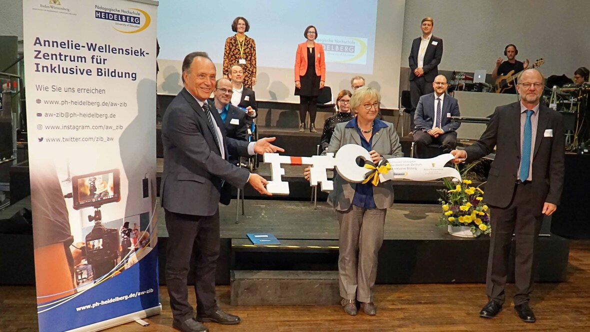 Symbolische Schlüsselübergabe, im Hintergrund Teile des AW-ZIB-Teams.