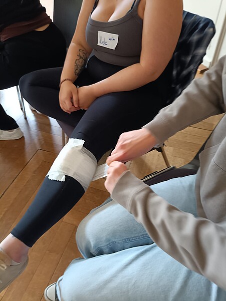 Knie wird verbunden