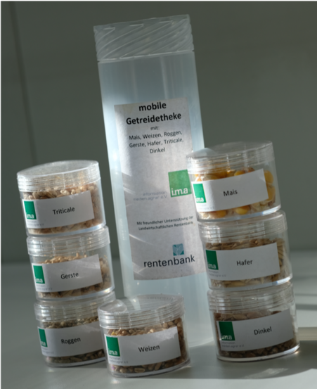Die mobile Getreidetheke besteht aus sieben kleinen Dosen aus durchsichtigem Plastik, in denen sich Körner von unterschiedlichen Getreidesorten befinden. Eine genauere Beschreibung liefert der Text unterhalb des Bildes.