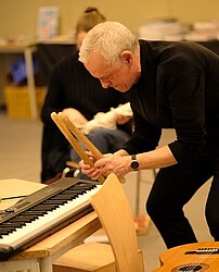 Dr. Schillmöller mit Percussionstöcken, verschiedenen Instrumente