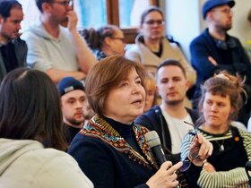 Auf dem Foto ist Frau Engin in der Gruppe Diskutierender zu sehen