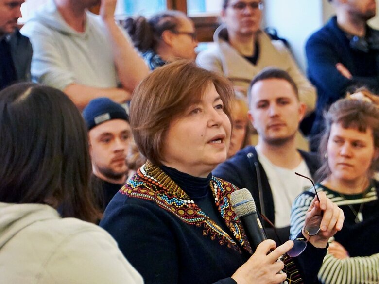 Auf dem Foto ist Frau Engin in der Gruppe Diskutierender zu sehen