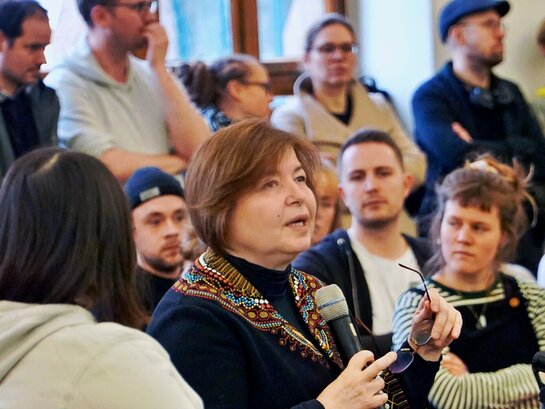 Auf dem Foto ist Frau Engin in der Gruppe Diskutierender zu sehen