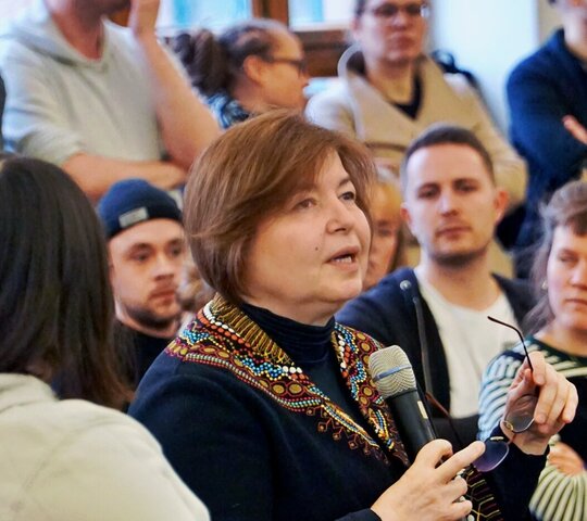 Auf dem Foto ist Frau Engin in der Gruppe Diskutierender zu sehen