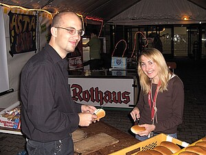 Mann und Frau schneiden Brötchen auf
