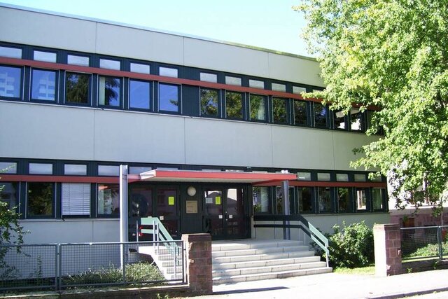 Das Bild zeigt die Bibliothek der Pädagogischen Hochschule bei Sonnenschein. Den barrierefreien Zugang finden Sie auf der Gebäuderückseite (Eingang durch den Innenhof). Gebäudeöffnung und Campusplan entenehmen Sie der Website.