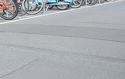 Straße und Räder von Fahrrädern.