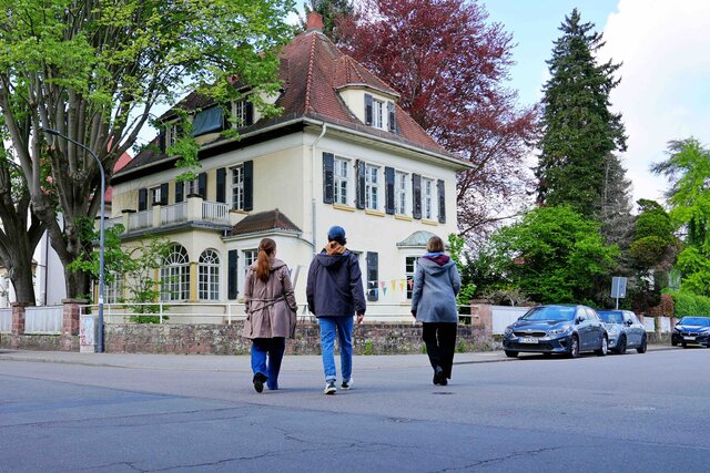 Menschen laufen auf die Bibliothek der Fachrichtung Blindheit und Sehbeeinträchtigung zu