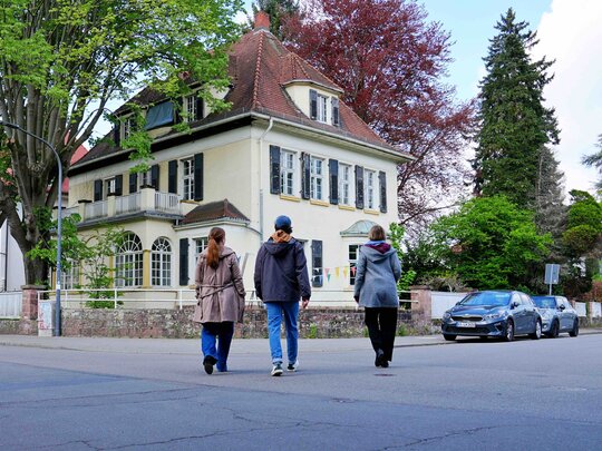 Menschen laufen auf die Bibliothek der Fachrichtung Blindheit und Sehbeeinträchtigung zu