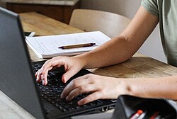 Das Foto zeigt einen aufgeklappten Laptop, an dem gearbeitet wird. Copyright Pädagogische Hochschule Heidelberg