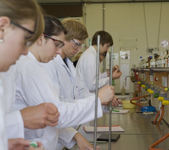 Studierende führen ein Experiment durch.