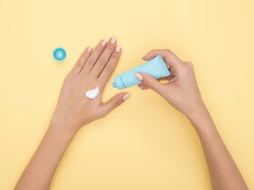Ein Bild von Händen mit Sonnencreme: Auch das gehört zu gesundem Arbeiten und fällt dadurch in den Aufgabenbereich von PHeelGood
